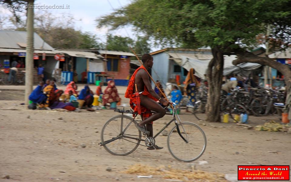 TANZANIA - 1220 Maasai in bicycle.jpg